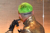 後頭部を見せる満島真之介。