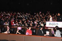 客席に登場した百田夏菜子、藤岡弘、。