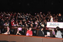 客席に登場した百田夏菜子、藤岡弘、。