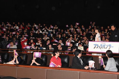 客席に登場した百田夏菜子、藤岡弘、。