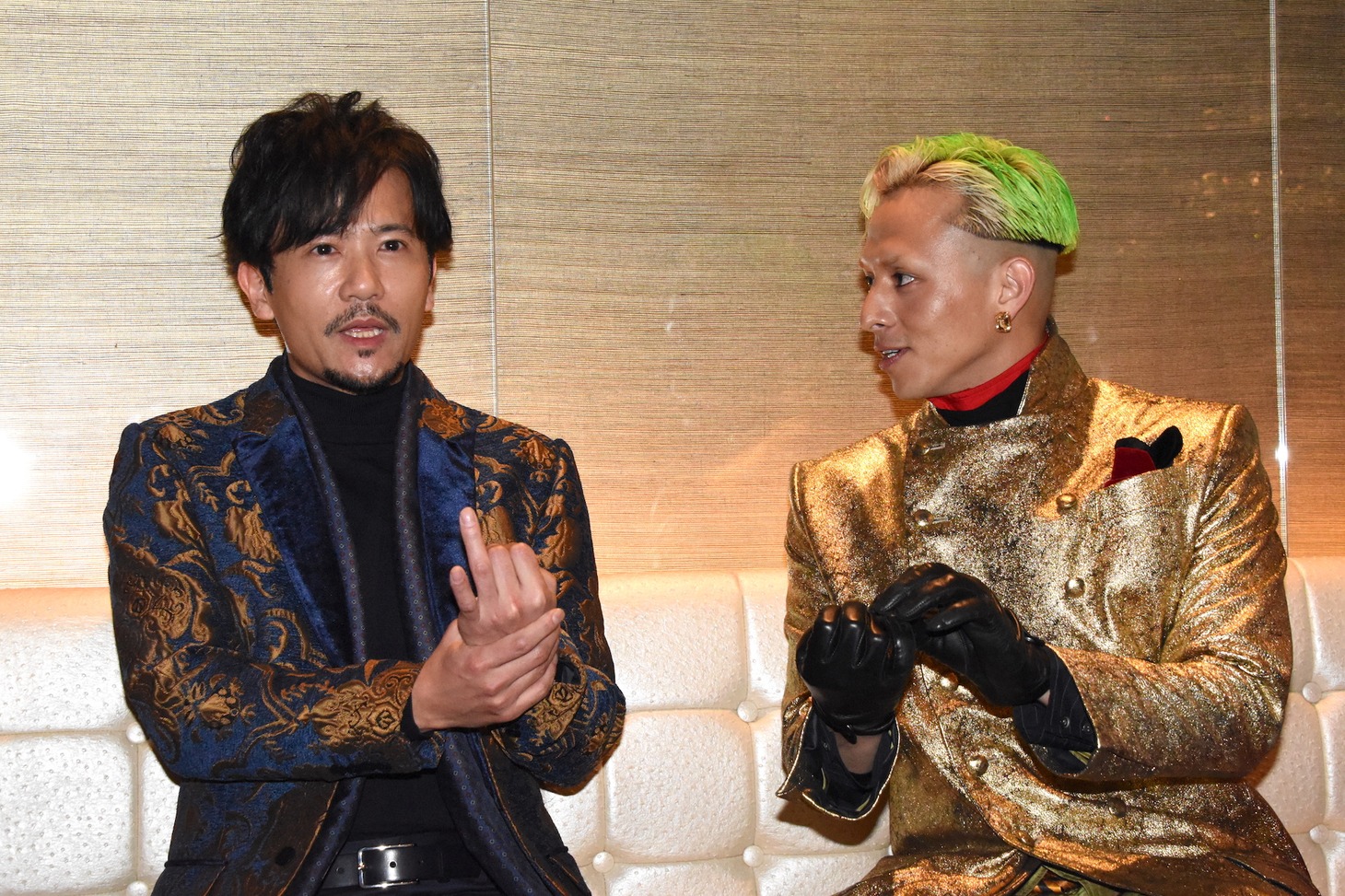 稲垣吾郎（左）に質問する満島真之介（右）。
