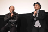 左から音尾琢真、白石和彌。