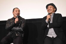 左から音尾琢真、白石和彌。