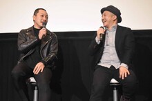 左から音尾琢真、白石和彌。