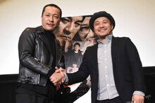 「サニー/32」舞台挨拶の様子。左から音尾琢真、白石和彌。