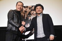 左から音尾琢真、白石和彌。