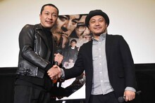 左から音尾琢真、白石和彌。