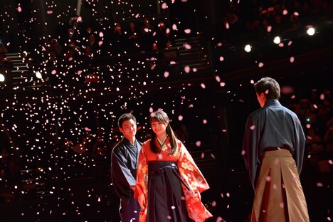 左から野村周平、広瀬すず、新田真剣佑。