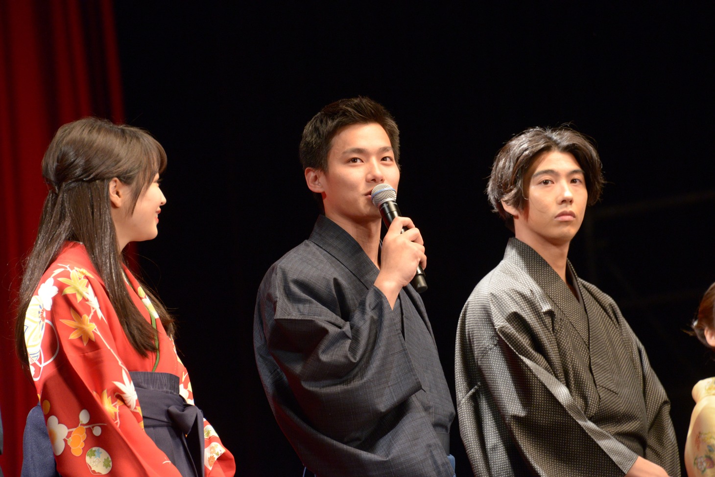 左から広瀬すず、野村周平、賀来賢人。