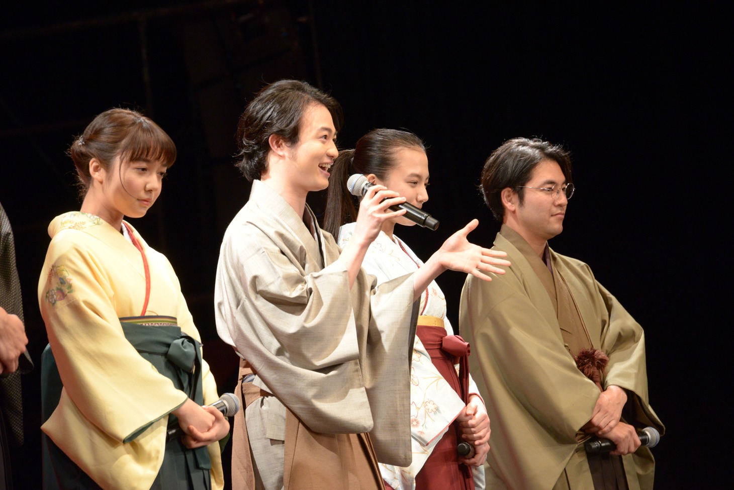 左から上白石萌音、森永悠希、清原果耶、小泉徳宏。