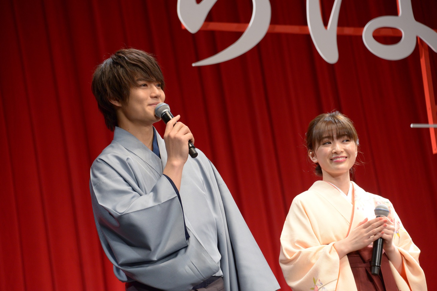 左から佐野勇斗、優希美青。