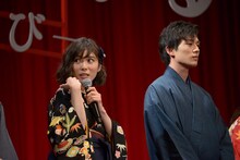 左から松岡茉優、新田真剣佑。