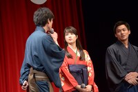 左から新田真剣佑、広瀬すず、野村周平。