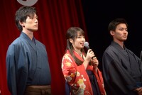 左から新田真剣佑、広瀬すず、野村周平。