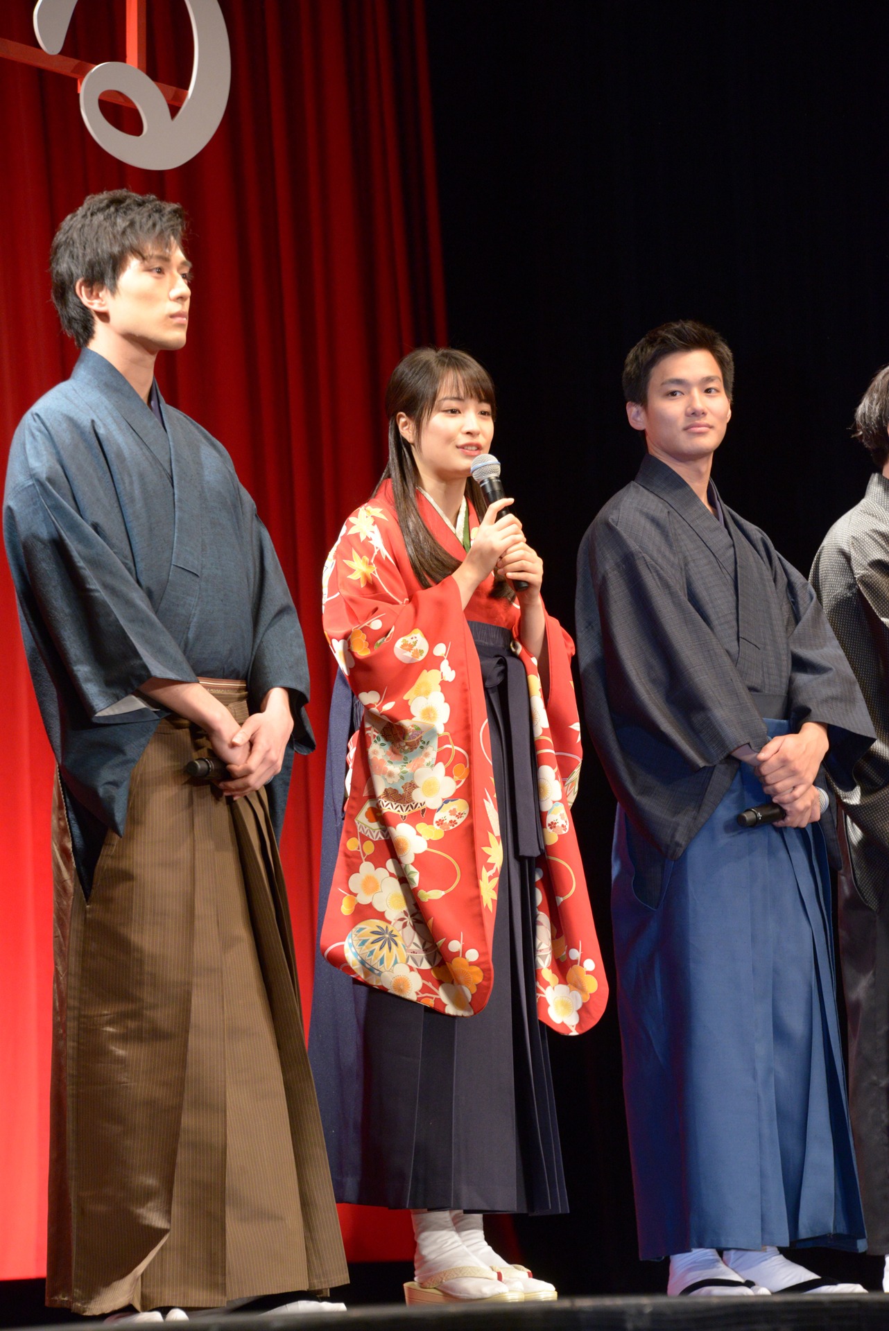 左から新田真剣佑、広瀬すず、野村周平。