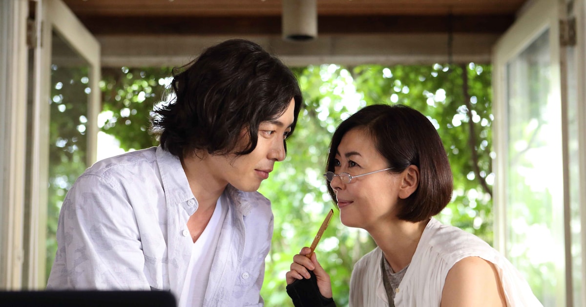 中山美穂とキム・ジェウクがベッドに横たわる「蝶の眠り」予告編 