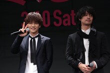 左から岩田剛典、斎藤工。