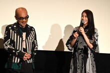 左から竹中直人、知英。