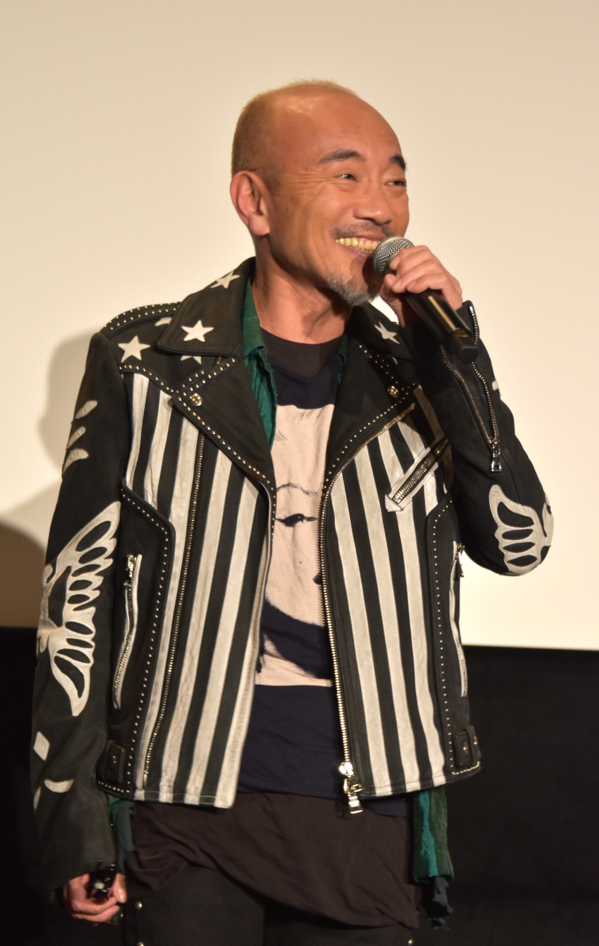 持ちネタ“笑いながら怒る人”を行う竹中直人。