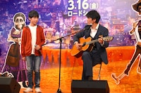 左から石橋陽彩、藤木直人。