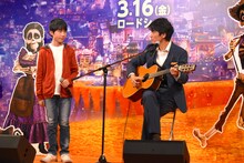 左から石橋陽彩、藤木直人。