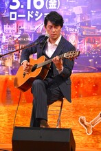 ギターを弾く藤木直人。