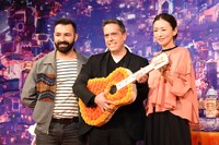 左からエイドリアン・モリーナ、リー・アンクリッチ、松雪泰子。