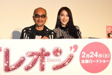 「レオン」公開直前イベントより、左から竹中直人、知英。