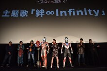 May J.が主題歌「絆∞Infinity」を披露する様子。