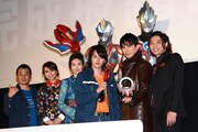 「劇場版 ウルトラマンジード つなぐぜ！ 願い!!」完成披露上映会にて、前列左から坂本浩一、May J.、本仮屋ユイカ、濱田龍臣、石黒英雄、青柳尊哉。後列左からウルトラマンジード ウルティメイトファイナル、ウルトラマンオーブ オーブオリジン。