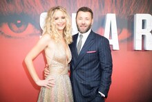 左からジェニファー・ローレンス、ジョエル・エドガートン。