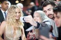 ファンとの写真撮影に応じるジェニファー・ローレンス。