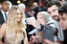 ファンとの写真撮影に応じるジェニファー・ローレンス。