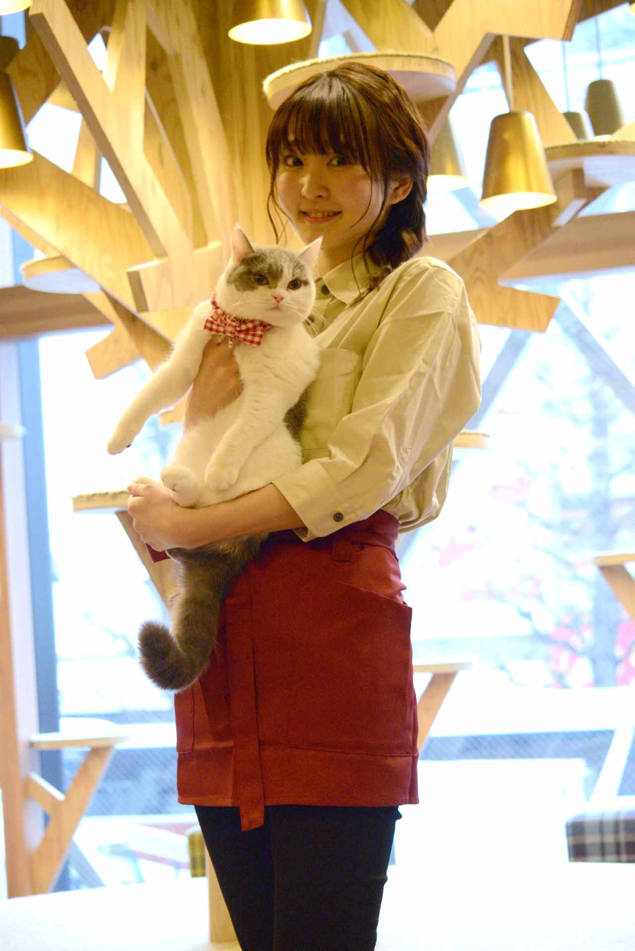 ぶりちゃんを抱く久保ユリカ。