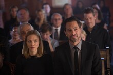 「あなたの旅立ち、綴ります」より、アン役のアマンダ・セイフライド（左）とロビン役のトーマス・サドスキー（右）。