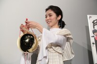 くす玉を持つ松岡茉優。