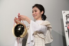 くす玉を持つ松岡茉優。