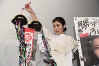 くす玉を割った松岡茉優。