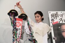 くす玉を割った松岡茉優。