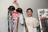 くす玉を割った松岡茉優。