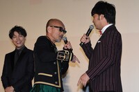 「レオン」初日舞台挨拶。斉藤慎二（右）に喧嘩を吹っかける竹中直人（中央）とほほえむ山崎育三郎（左）。