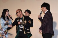 「レオン」初日舞台挨拶。斉藤慎二（右）に喧嘩を吹っかける竹中直人（左から2番目）を止める知英（左）。