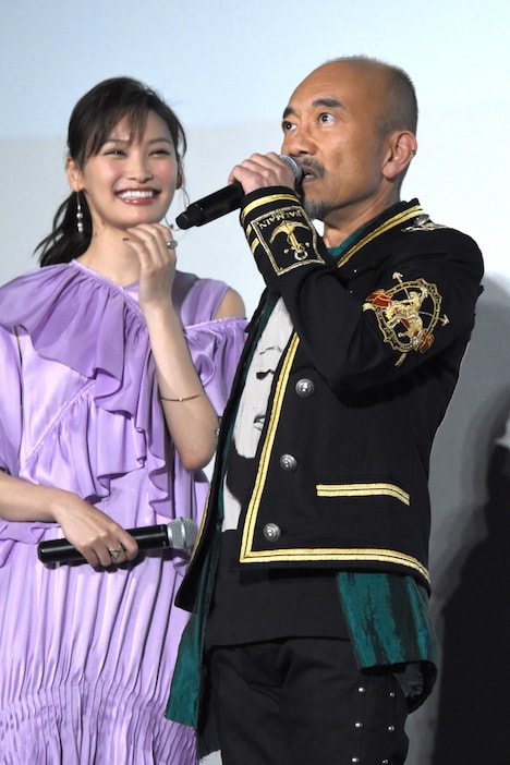 “目を開けたまま眠る男”を再現する竹中直人(右)、それを見て笑う大政絢(左)。