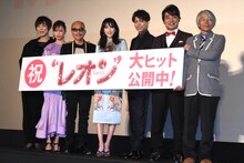 「レオン」初日舞台挨拶。左からミッツ・マングローブ、大政絢、竹中直人、知英、山崎育三郎、斉藤慎二（ジャングルポケット）、塚本連平。