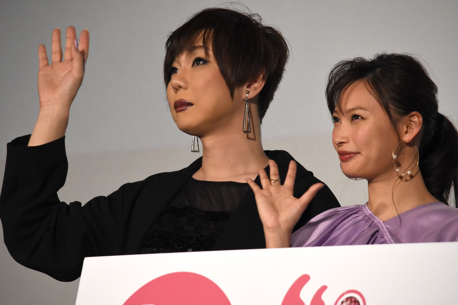 左からミッツ・マングローブ、大政絢。