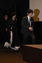 舞台に上がる直前の高橋一生（右）。