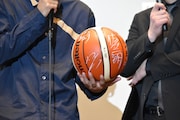 登壇者全員のサインが入ったバスケットボール。