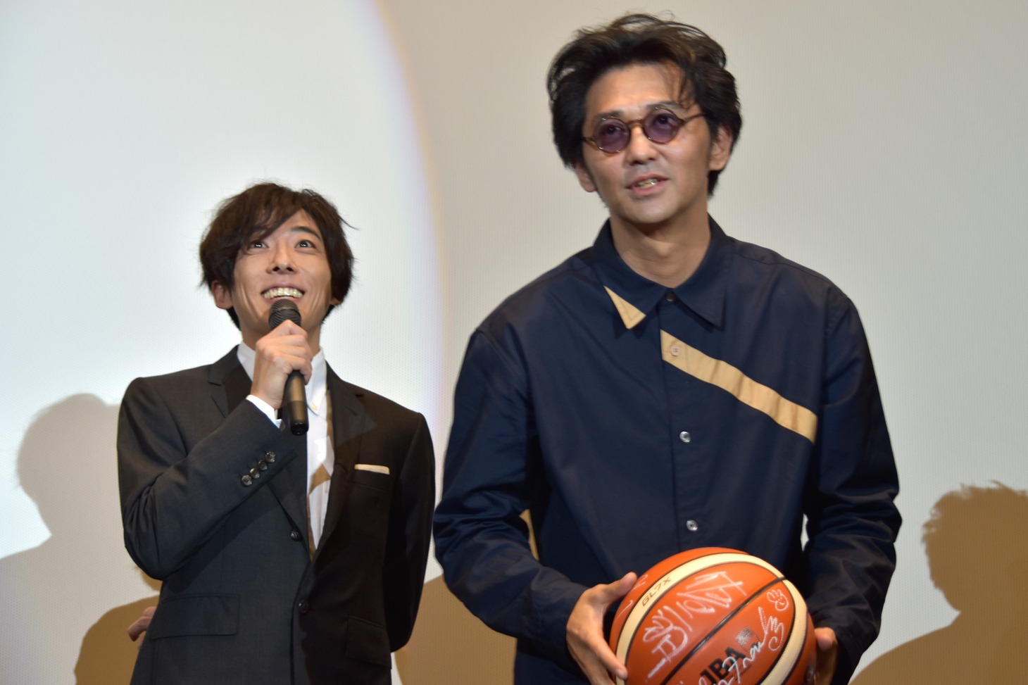 “山なり兄さん”こと村上淳（右）と高橋一生（左）。