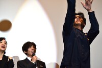 “山なり兄さん”こと村上淳（右）のシュートを見届ける高橋一生（中央）。