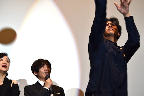 “山なり兄さん”こと村上淳(右)のシュートを見届ける高橋一生(中央)。